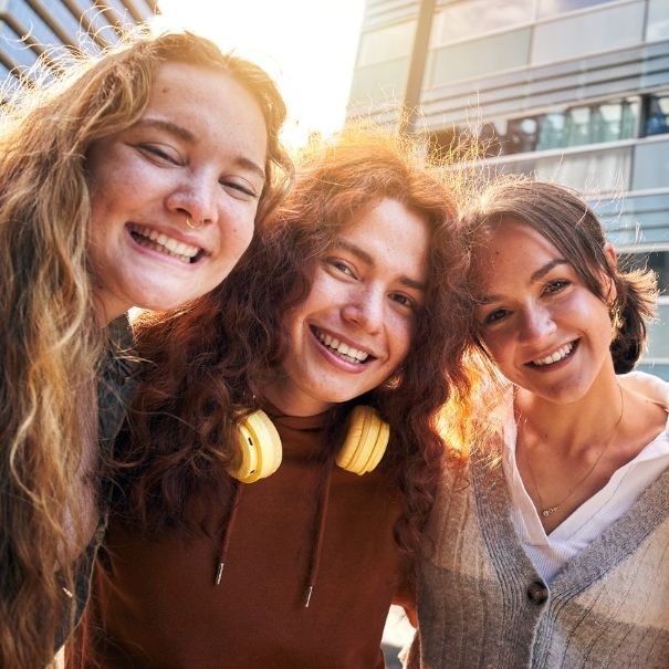 Étudiants en mobilité internationale devant une université partenaire