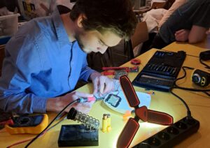 Atelier Repair Café à l’ISIB où des participant·es réparent ensemble des appareils afin de prolonger leur durée de vie et réduire le gaspillage.