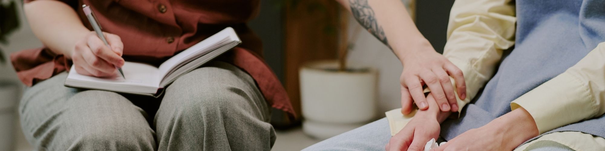 Étudiant·e recevant un accompagnement confidentiel dans le cadre du point contact harcèlement 2B Safe de la HE2B.