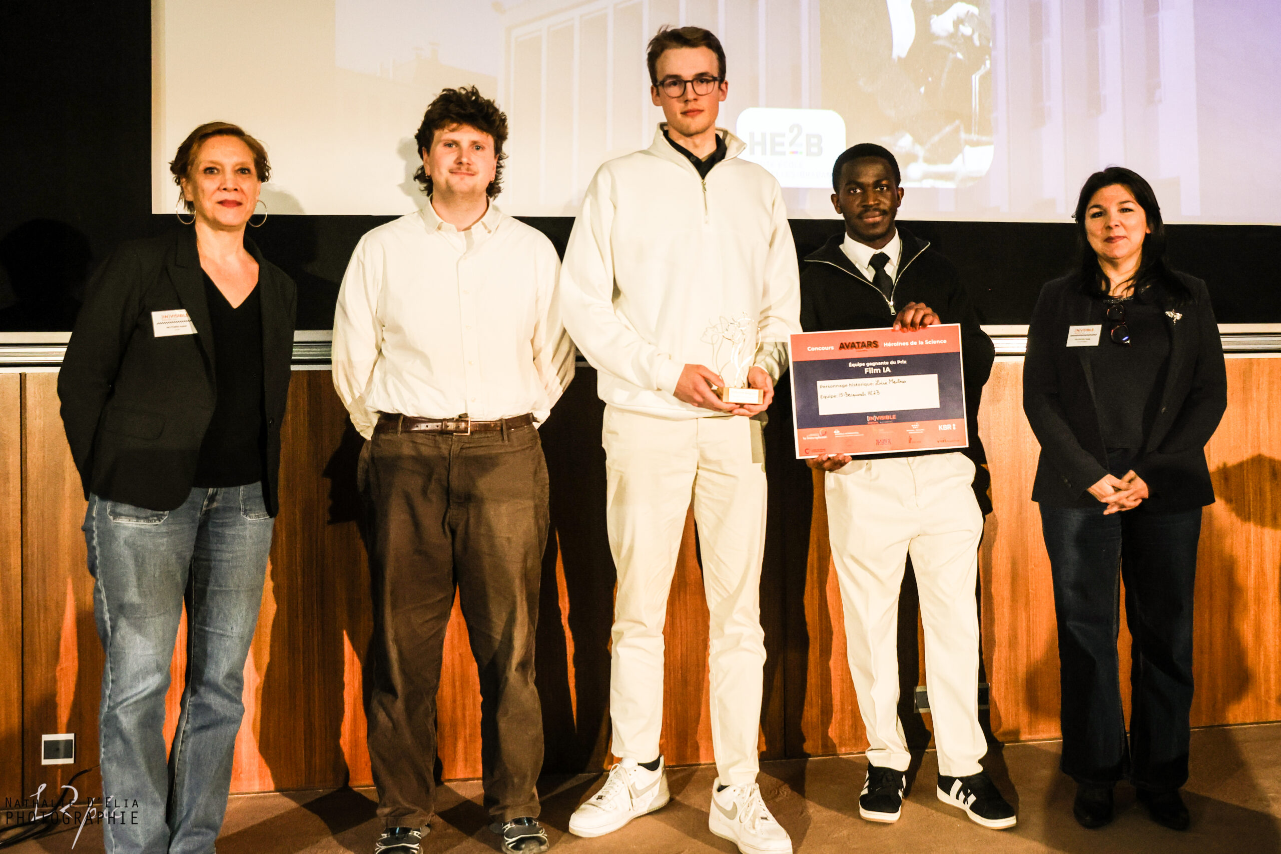 Groupe d’étudiant·es de Master 1 en Physiques Nucléaire et Médicale de la HE2B-ISIB posant ensemble après avoir remporté le premier prix « Film IA » du concours AVATARS 2026.